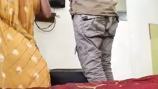 عاهرة لا يمكن السيطرة عليها تأخذ كل بوصة من ذلك القضيب الصلب
