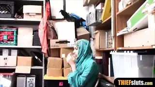 لصّة عربية شابة تُمارس الجنس الفموي بقسوة مع ضابط شرطة فاسد