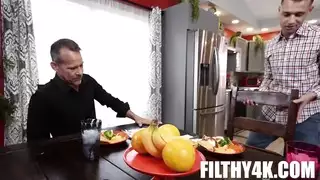 وجبة أنيقة قبل جلسة جنس جماعي خشنة