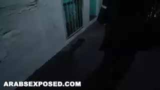 يائسة من أجل سرير، تأخذ عضواً ذكرياً بدلاً منه
