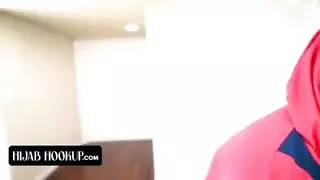 كلوي أمور تبلع القضيب بعمق وتركبه لتغطية دفع شقتها