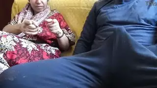 موعد غداء في المكتب يتحول إلى جلسة جماع عنيف في الحلق