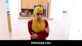 مراهقة عربية ذات مؤخرة وثدي ضخمين تمارس جنسًا خشنًا وعميقًا