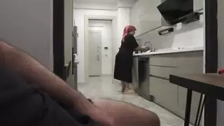 زوجة الأب العربية تأخذ قضيب ابن الزوج وتفقد عذريتها الشرجية