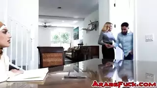 الفاتنة المتدينة بحلمات مثقوبة لا تقاوم دافع الأفلام الإباحية