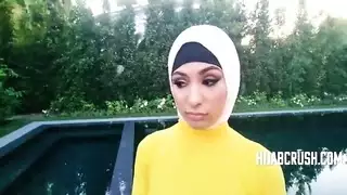 فتاة مسلمة محافظة تكتشف متعة مص القضيب