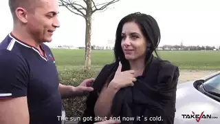 تظهر حبها بأن تنك بقوة وتأخذ بذرته