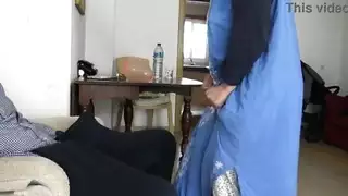 إباحي: خادمة ترى قضيبًا أسودًا ضخمًا منتصبًا