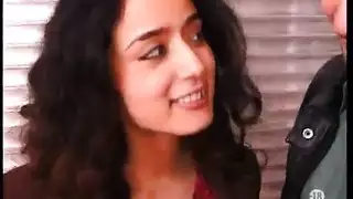 عربية مثيرة تمص قضيبًا بعمق قبل وضعية الكلب القاسية