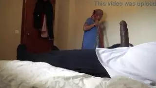 الخادمة المحجبة المطيعة تُهيمن عليها قضيب أسود وحشي