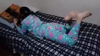 فيلم إباحي بالمنزل وحده: جارة في بيجاما تأخذ قضيبي بعمق