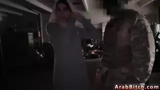 مقاتلو عرب ينكشون الفتاة الشقراء بقوة في مشهد صريح