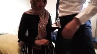 حفلة جنس في لندن: الزوجة التركية المطلقة تخدم رجل الأعمال البريطاني