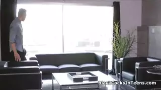 فتاتان تمنحانه تدليكًا جنسيًا كاملًا للجسم