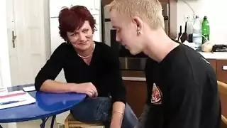شاب يشبع ميلف ممتلئة الجسم بعبادة ثدييها و مضاجعتها بقوة