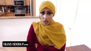 فتاة عربية مرنة تأخذ اختراقاً عميقاً لهزات متعددة
