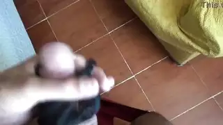 زوجة تشتهي وتدخل أصابعها على سروال داخلي ملطخ