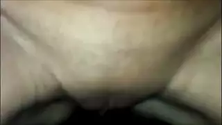 بائعة قطع الغيار تُؤخذ بعدة أعضاء ذكرية وتُصور