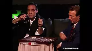 حفلة نادي إكس إكس إكس: بنين وبنات يتعرون لممارسة سحاق ثلاثي