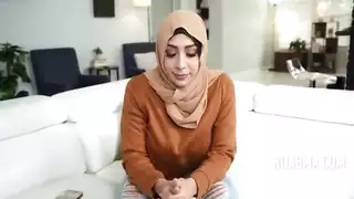 صيادة الحجاب: أم مسلمة مطلقة في مشهد إباحي صريح