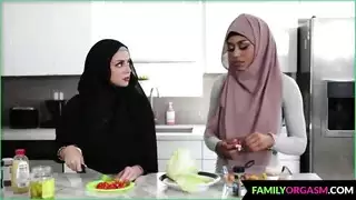 أخت متدينة تُفتن بصديق الشاب العربي في مشهد إباحي صريح