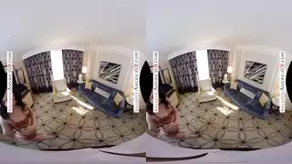 كس مراهقة ملمع يتوق لتلقي القضيب بعنف على الوجه