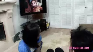قضيب رجل الشارب يصطدم بفرج رطب