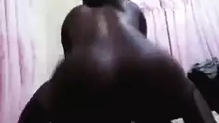 زبونة ممتلئة الجسم تفتح ساقيها لعضو مدلكها الغليظ على الطاولة
