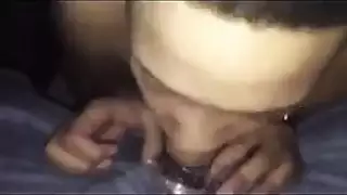 مص في الشارع: جميلة سمراء تبتلع قضيبًا فاتحًا