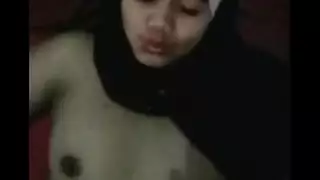 هو يحلم، وهي تصرخ على قضيبه المتصلب