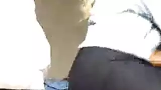الفتيات في سن المراهقة مبللة وقذرة وهم على وشك البدء في حب بعضهم البعض