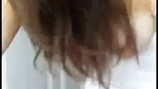 سمراء مثيرة تبلع قضيب عشيقها