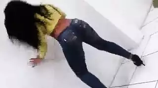 صديقة دارلين المثيرة تنضم إليها للجنس الشرجي المزدوج