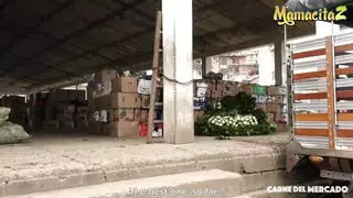 دمية جنسية صغيرة تُدمر بواسطة قضيب ضخم في فيلم إباحي