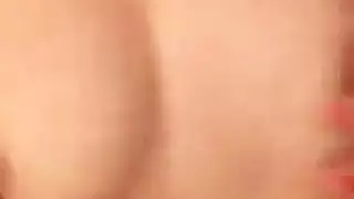 ‫إرضاء رجلها بجنس فموي عميق الحلق‬