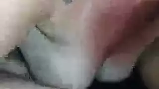 رجال مستثارون يمصون قضيب المدلك الكبير