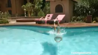 امسكت بأخي يستمني وعرضت عليه كسي بدلاً من ذلك