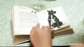 بنت مثارة تستمني بدلك كسها بعمق حتى تبلغ النشوة