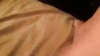 مغامرة شرجية كبيرة الثدي: أخذ زبورين صلبين أثناء التقبيل