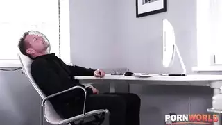 أثداء ضخمة مستديرة تتعرض للضرب بقوة في مساء أفلام إباحية صريحة