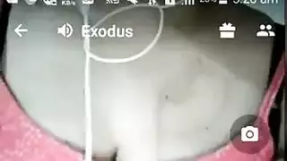 حارسة مجنونة ذات صدر ضخم تُداعب بأصابع ثم تُضاجع بعنف