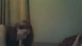 عاهرة مراهقة تأخذ زبًا صلبًا في فيلم إباحي بالفندق