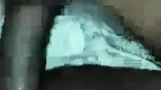 فتاة إيطالية صغيرة تأخذ زوجين من القضبان في فتحاتها
