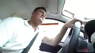 يغريها بالمال وتذهب معه للبيت