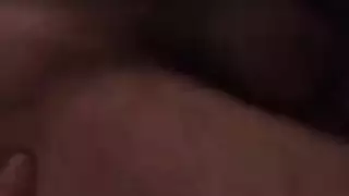 فتاة بريئة بشعر الوجه تأخذ حمولة مني