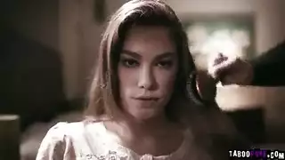 بوبي ديلان تئن بينما تُقرص حلماتها أثناء وضع الكلب