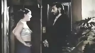 فيلم إباحي قديم: عذراء شابة تطلق العنان لعاهرتها الداخلية في أول تجربة شرجية