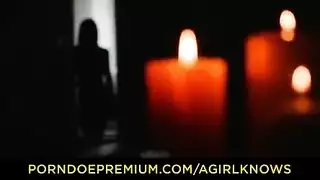 سحاقية تركع لأداء جنس فموي على قضيب عملاق