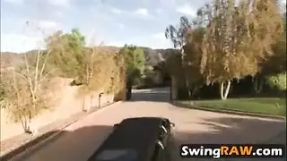 مقلاع مثير سخيف نفسها من الخلف