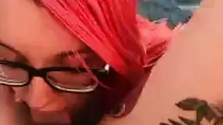 ممارسة الجنس كالوحوش البرية: صديق شهواني وفتاة في مشهد إباحي عنيف